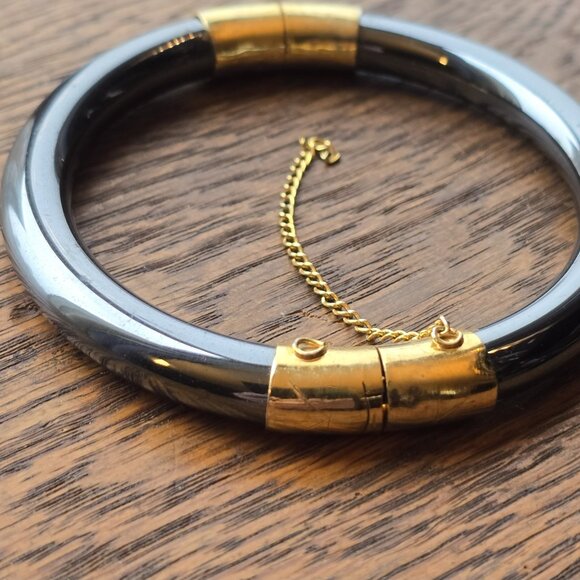Hematite bracelet / bangle. Hinged, opening. Goldtone hardware. Vintage 90s - Picture 3 of 6